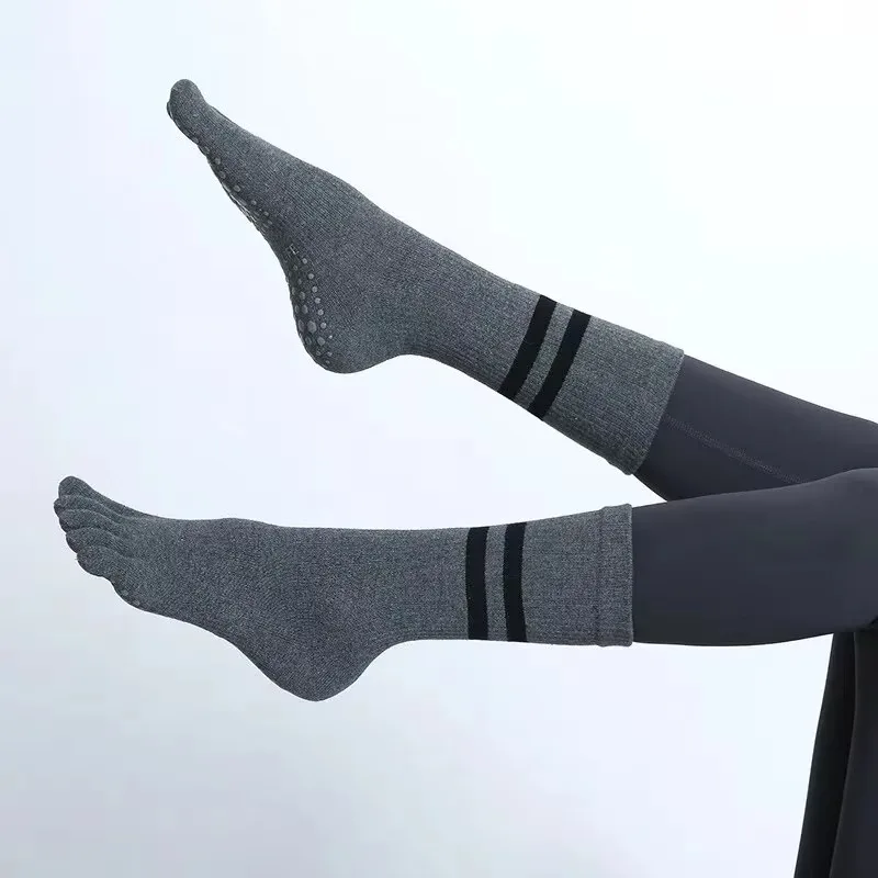女性用、通気性のあるミドル丈ヨガソックス。滑り止め付き、五本 - Pilates Is Yoga のレビューと価格