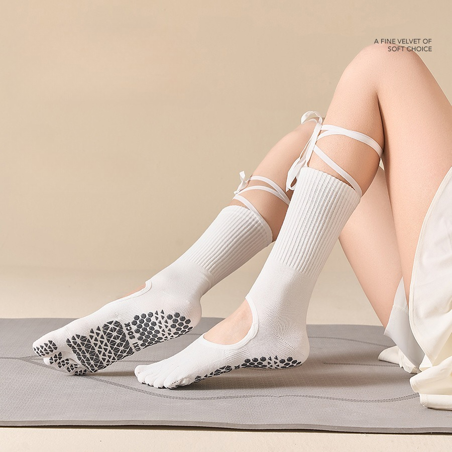 女性用、レースアップ式で滑り止め加工が施されたヨガソックス。 - Pilates Is Yoga のレビューと価格